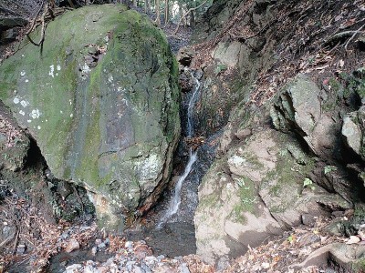 三神谷の入口を塞ぐ大岩