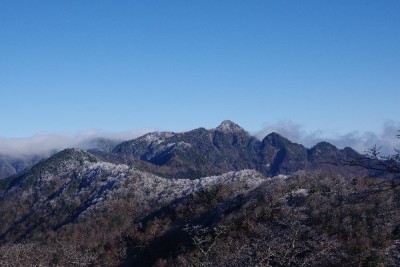 IMGP1199.JPG (49.09 KiB) 閲覧された回数 5326 回 行者還岳への稜線や普賢岳ファミリーも白い