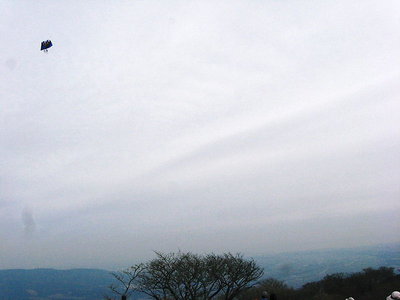 ● お昼ごはんより、凧揚げが好いの仲間もいるよ、みんなと歩くは楽しいもんだね。