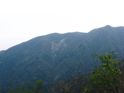 ● 遠足尾根の山抜け、下流の谷に土石流がないなあ？、土石が銚子谷埋めた思ってたよ。