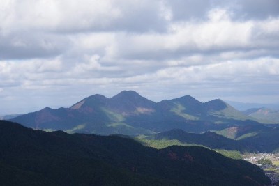 左から亀山、二本ボソ、倶留尊山、西浦峠、高槻山、ガンジ山