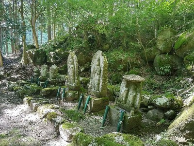 KIMG6091.JPG (264.66 KiB) 閲覧された回数 5281 回 蔵王堂横の石像の上の段に大きな石が!