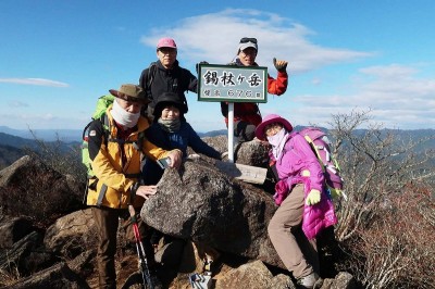 1734441947187.jpg (185.79 KiB) 閲覧された回数 6802 回 山頂で