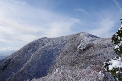 IMGP4245.JPG (136.47 KiB) 閲覧された回数 2928 回 水無山と南峰