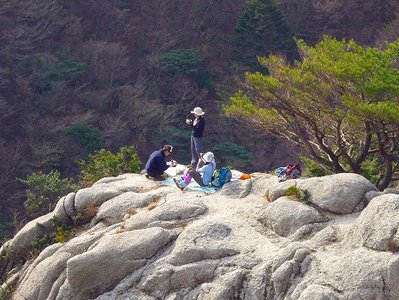 大岩の上の美しい若人