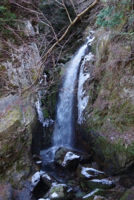 両端が凍った鳴滝