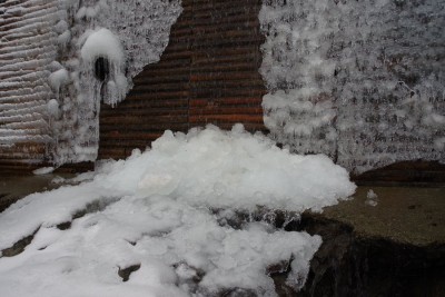 木張り堰堤から落ちた氷