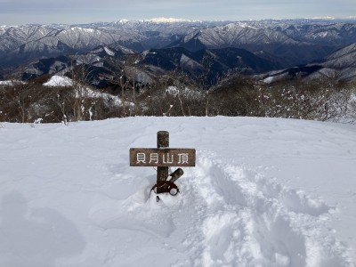 IMG_1666.jpg (394.97 KiB) 閲覧された回数 2586 回 貝月山山頂