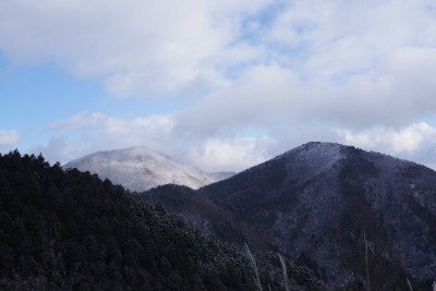 右側が雲ヶ瀬山、左手奥が高見山