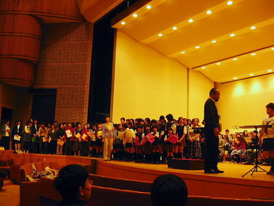 ● クリスマスコンサートに向けて、子どもたちとも練習なんです。忙しいんだワン