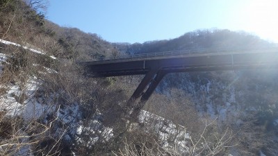 P3100809.jpg (142.47 KiB) 閲覧された回数 2921 回 山壁に突き刺さった道路?
