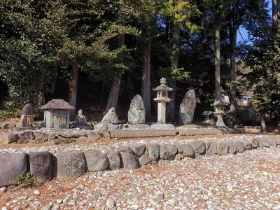 薬師堂裏に集められた石碑