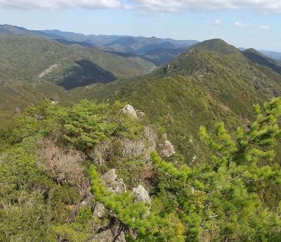 切れ間の八からの稜線s.jpg