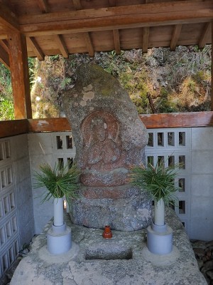 大石の自然石から掘り出された大日如来