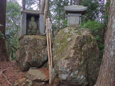 役行者と石祠