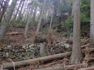 石積みの坂道と磐座