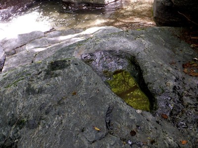 木梶川の仏足石