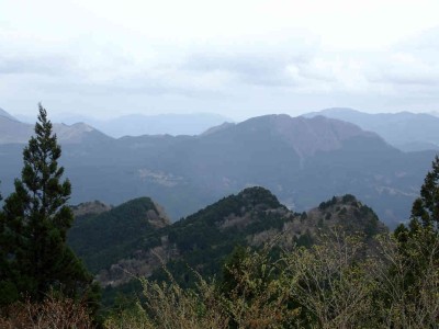 柱状節理上端の鋸刃とお亀池（左端）