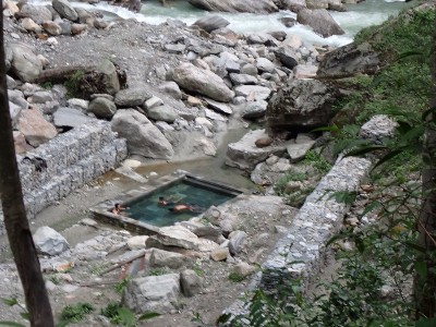 P5023534.jpg (219.64 KiB) 閲覧された回数 2330 回 川沿いにある露天風呂