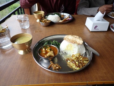 P5023483.jpg (170.6 KiB) 閲覧された回数 2836 回 ネパールの定番料理 ダルバート