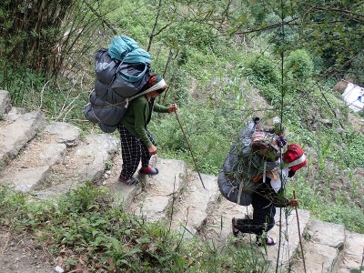 P5033556.jpg (321.72 KiB) 閲覧された回数 2329 回 荷を担ぐポーターたち