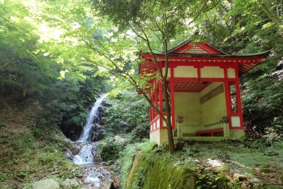 拝殿と雄滝