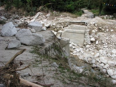 tottanihasi.JPG (379.23 KiB) 閲覧された回数 12361 回 破壊された栃谷橋