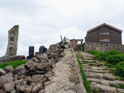 2025-06-25_10-58-36~2.jpg (238.84 KiB) 閲覧された回数 2314 回 月山山頂の月山神社(御祭神は月読命)