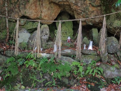 石御堂巌の役行者