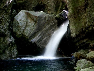 五所ヶ滝にチャレンジしている伊賀の若者かみゆ君