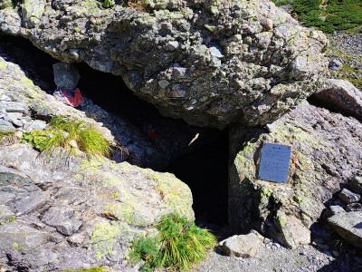 2025-09-06_08-30-52~2.jpg (232.22 KiB) 閲覧された回数 18212 回 播隆窟(坊主の岩小屋)