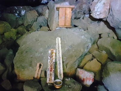 2025-09-06_08-32-41~2.jpg (103.69 KiB) 閲覧された回数 18212 回 播隆窟内部の祠