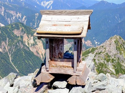 2025-09-06_11-56-59_0001~2.jpg (176.09 KiB) 閲覧された回数 18212 回 槍ヶ岳山頂の祠(扉片側と裏板が破損で貫通していた)