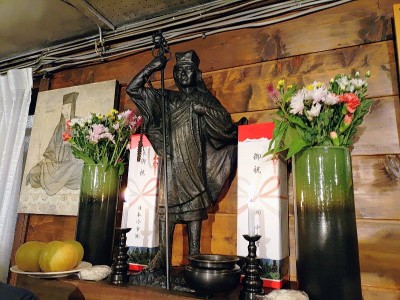 2025-09-06_19-52-41~2.jpg (149.94 KiB) 閲覧された回数 18213 回 槍ヶ岳山荘食堂奥の播隆上人像