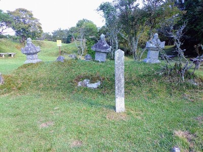 2025-09-16_08-58-29~2.jpg (236.12 KiB) 閲覧された回数 18449 回 頂上の3基の大きな墓石