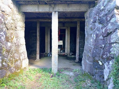 2025-09-16_08-59-54~2.jpg (185.07 KiB) 閲覧された回数 18449 回 比較的新しそうな石室(上部はコンクリート)