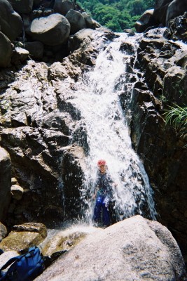 24年前、ツメカリ谷で滝修行する小山日和