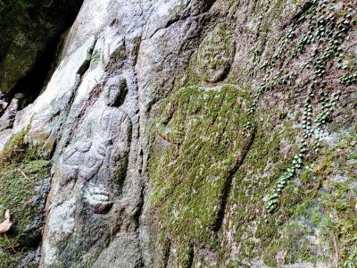 2025-10-08_14-17-06~3.jpg (258.74 KiB) 閲覧された回数 18642 回 不動滝の摩崖仏