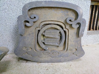 2025-10-08_15-14-47~2.jpg (183.91 KiB) 閲覧された回数 18226 回 丸に並び矢(社務所の所に置いてあった瓦)