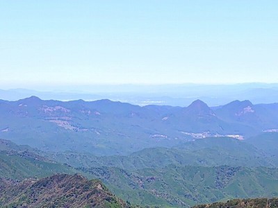 俱留尊山・屏風岩・兜岩・鎧岩が見えています。