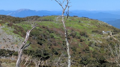展望丘から北方。右端に藤原山荘、左遠方に伊吹山