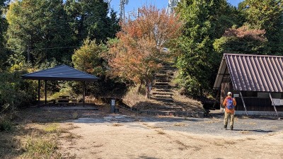 PXL_20251107_024935559.MP.jpg (231.8 KiB) 閲覧された回数 2162 回 東屋とトイレ(右)