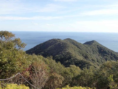 PC100036.jpg (89.12 KiB) 閲覧された回数 1052 回 歩いていきた尾根