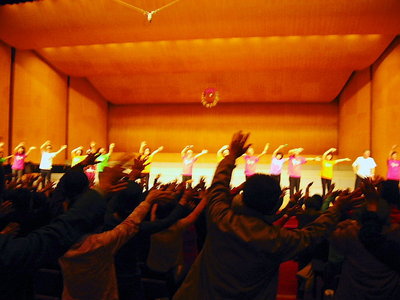 ● 舞台と客席、手のひらに太陽を。コノ歌踊りをやぶこぎのテーマソングにしようと思ってるのだワン