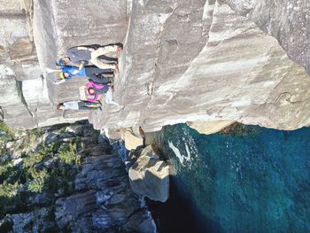 断崖絶壁に立つ