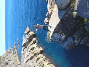 絵になる岩場の上