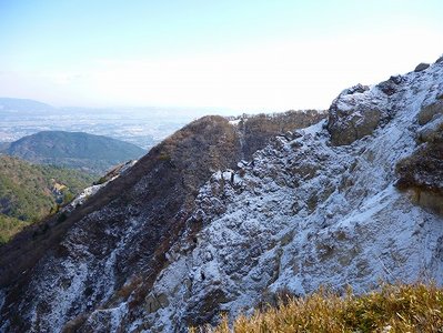 雪が付いて段木