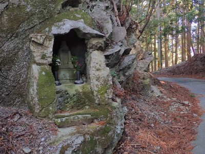 役行者の祠と鴻坂峠