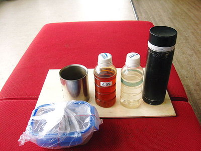 ● 暖かいところでお昼だよ、御在所山は吹雪いてもマッタリよ（＾＾）