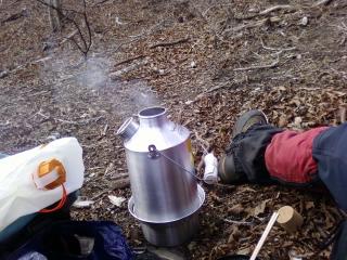 ● カエルちゃん持ち込んだ湯沸しストーブ、マッタリに好いよ。燗がつくね（＾＾）